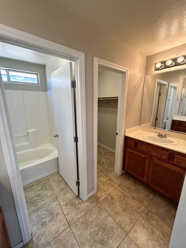 Building Photo - Charming 3 Bed/3Bath, 2-Story Home nestled...