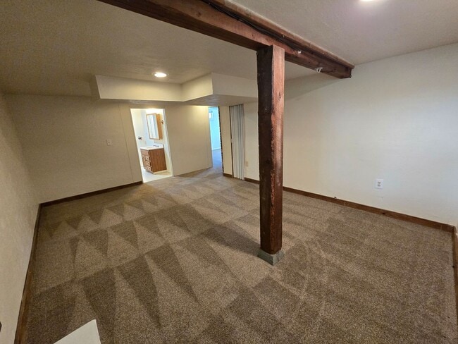 Building Photo - Beautiful North Side Home! Available Now!