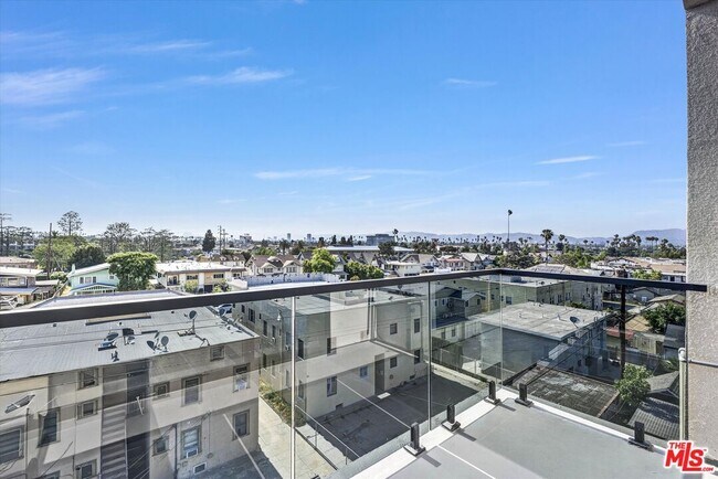 Building Photo - 1537 S Wilton Pl