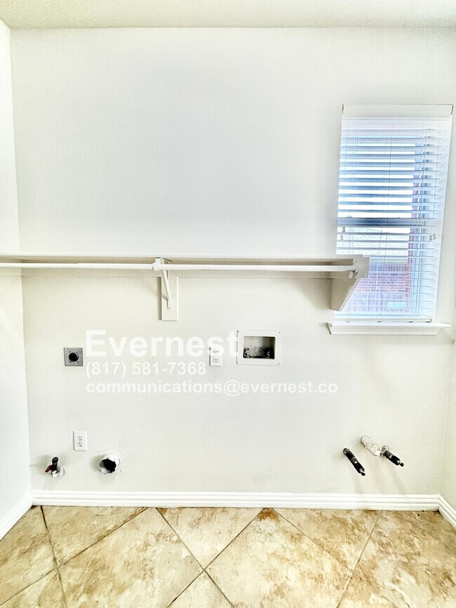 Building Photo - 4-Bedroom Home with Versatile Layout Near ...