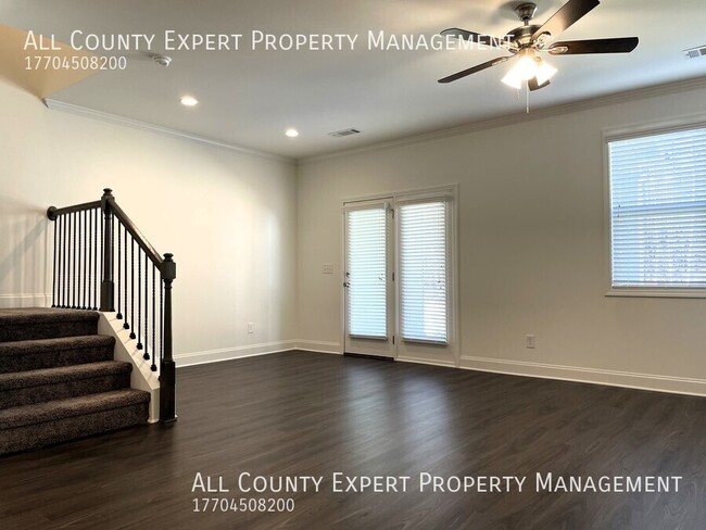 Building Photo - Beautiful Townhome in Flowery Branch