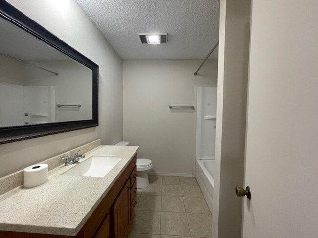 Building Photo - 221 Meadow Ct