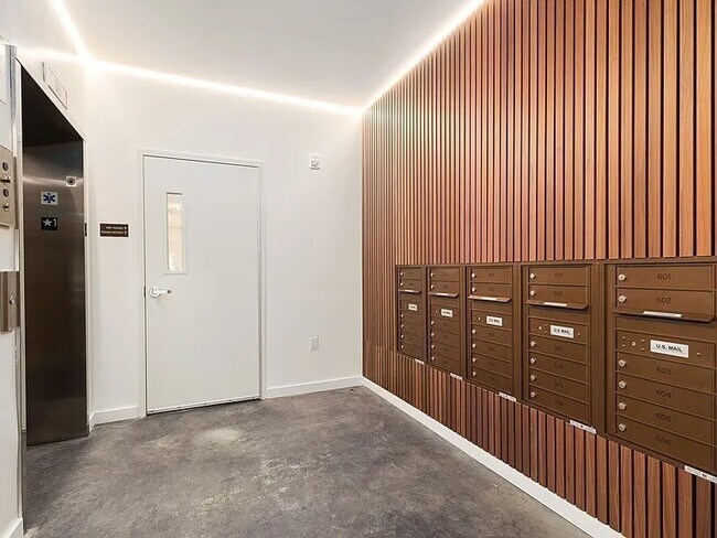 Building Photo - 87 Oxford St