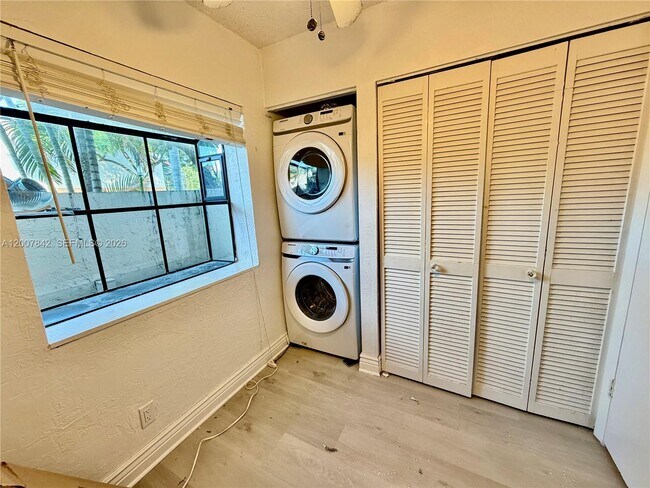 Building Photo - 4403 SW 70th Terrace