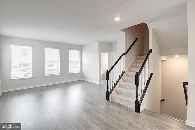 Building Photo - 470 Tiller St