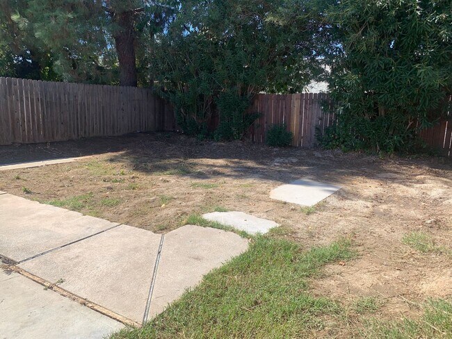 Building Photo - 5417 E Knoll Dr