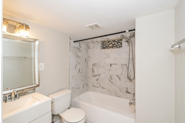Building Photo - Spacious Single Family Home with backyard ...