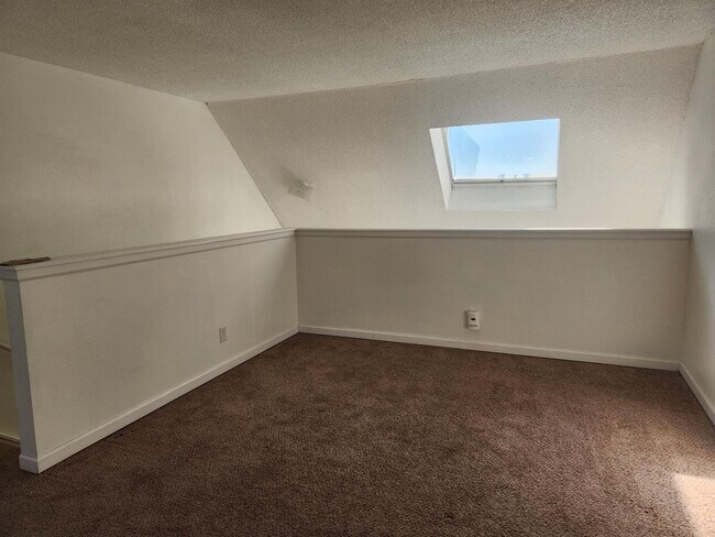 Building Photo - Cozy Split-level Condo with a Private Balcony!