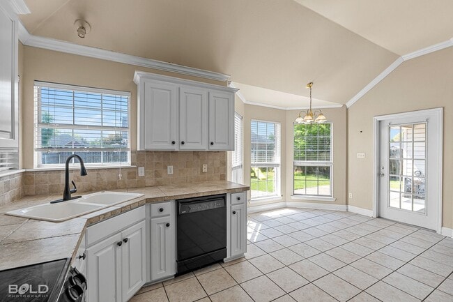 Building Photo - 6014 Jason St