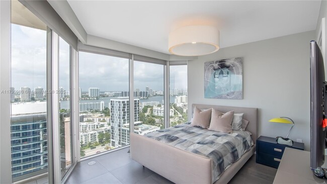 Building Photo - 17555 Collins Ave