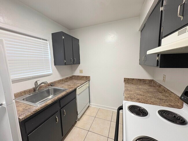 Building Photo - 1530 Live Oak Dr