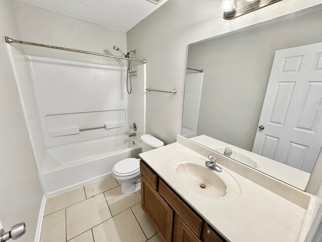 Building Photo - 140 Pinewood Dr