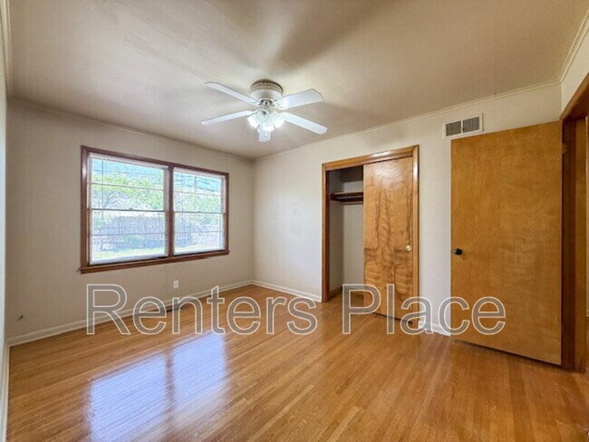 Building Photo - 1045 E 53rd St