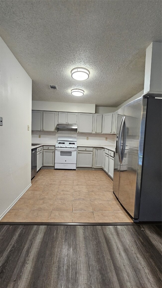 Building Photo - 543 Oakdale Dr