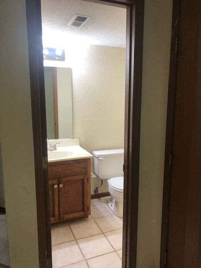 Building Photo - 203 NE Greystone Dr