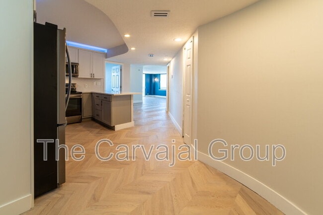 Building Photo - 400 E Colonial Dr