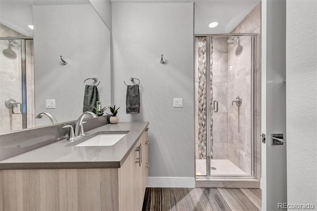 Building Photo - 556 Madison St