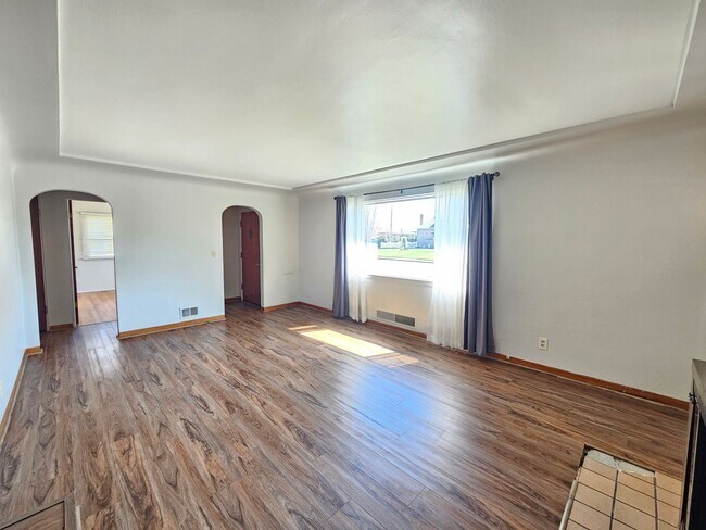 Building Photo - $1,900 - 3 Bed / 2 Bath Charming Rancher Home near the Downriver Golf Course