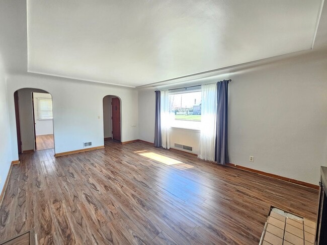 Building Photo - $2,000 - 3 Bed / 2 Bath Charming Rancher H...