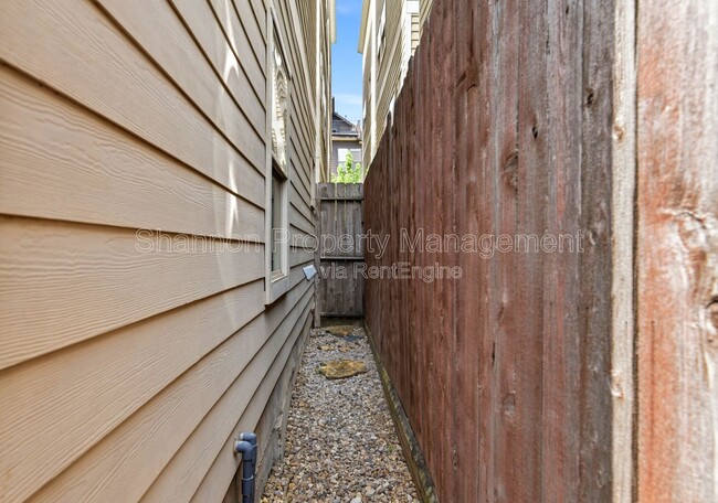 Building Photo - 1512 Crockett St