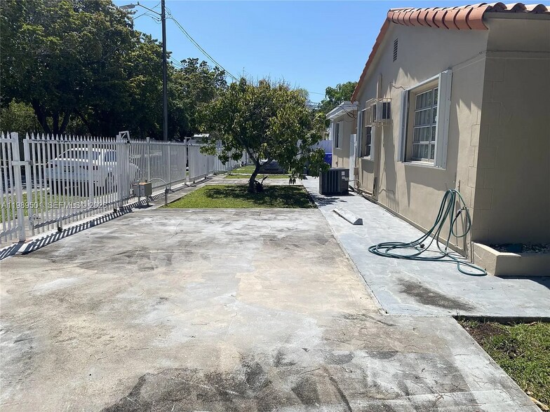 Building Photo - 3300 SW 10th St