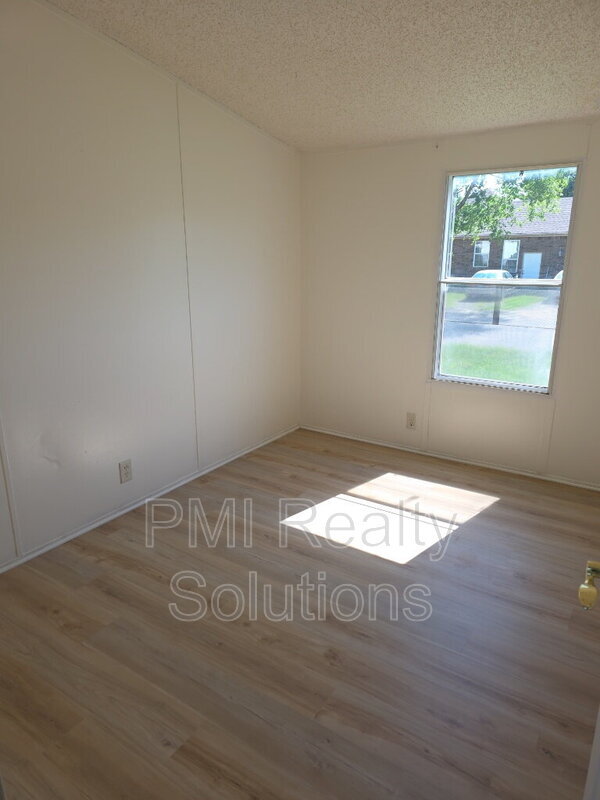Building Photo - 305 W Dixieland Ave
