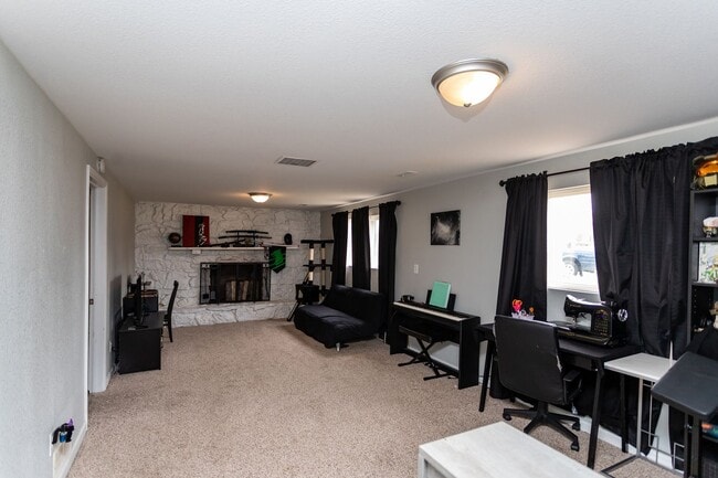 Building Photo - Peaceful Bi-Level Home in a Quiet Cul-de-Sac