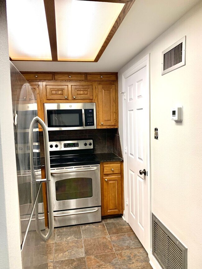 Building Photo - Downtown living... easy access to LSU & SU