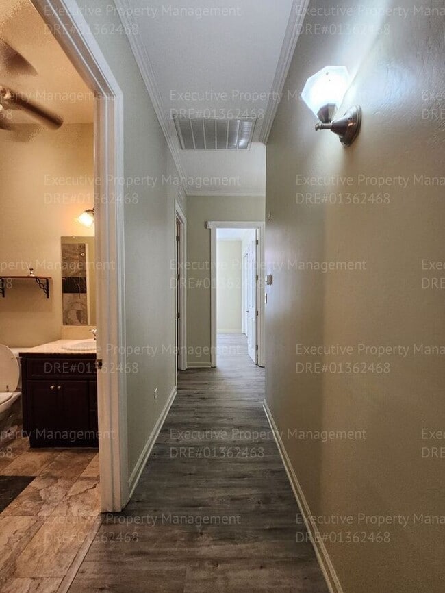 Building Photo - 4 bedroom 3 FULL bath/ 3 CAR Garage.. 2418...