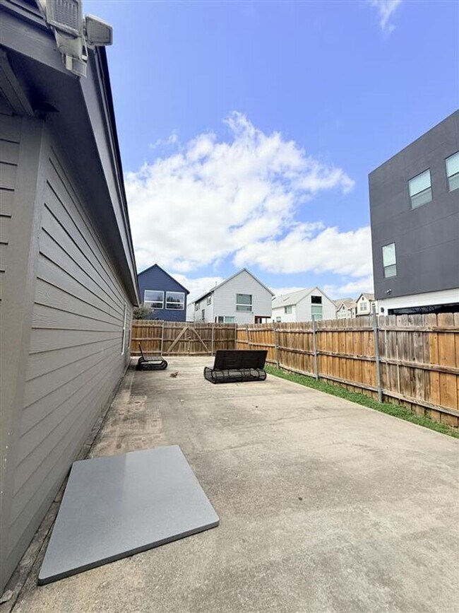 Building Photo - 941-941 Bayonne St