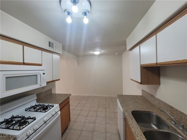 Building Photo - 1608 N Torrey Pines Dr