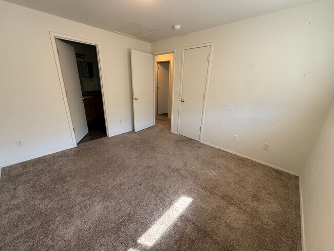 Building Photo - Single Level 2 Bed/2 Bath with Garage - NW Cedar Ave