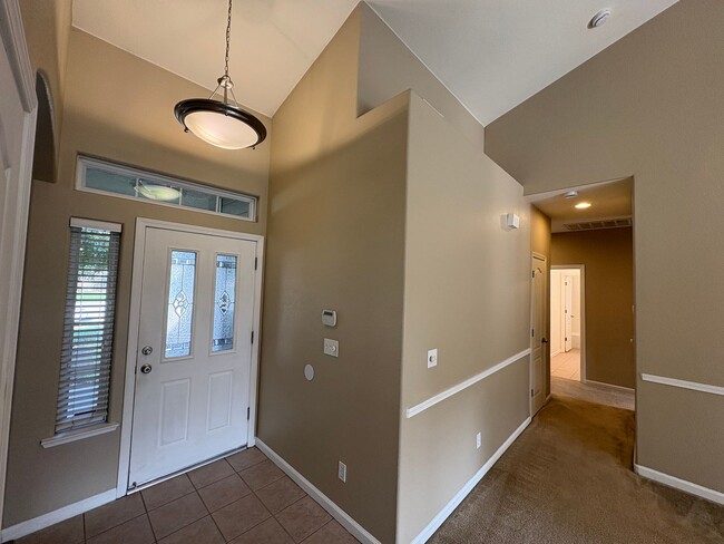 Building Photo - Spacious Tulare Home Available Now!