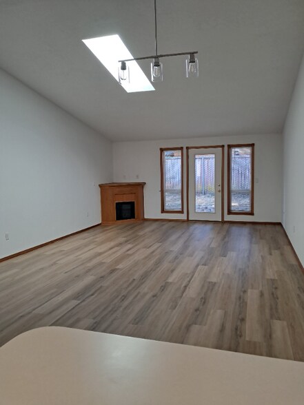 Building Photo - 114 NE Juniper Ave