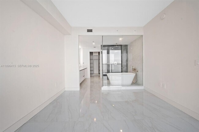 Building Photo - 700 NE 24th St