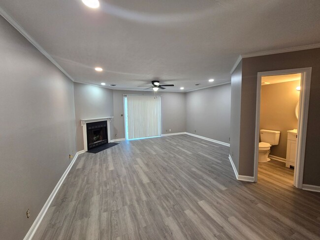 Building Photo - $1300 - Beautifully Renovated Townhome