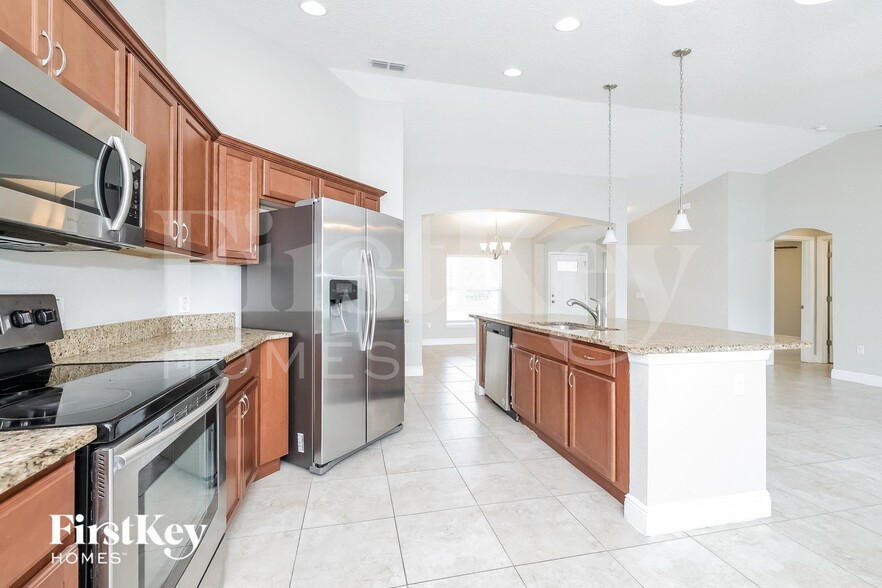 Building Photo - 2005 Maple Ln