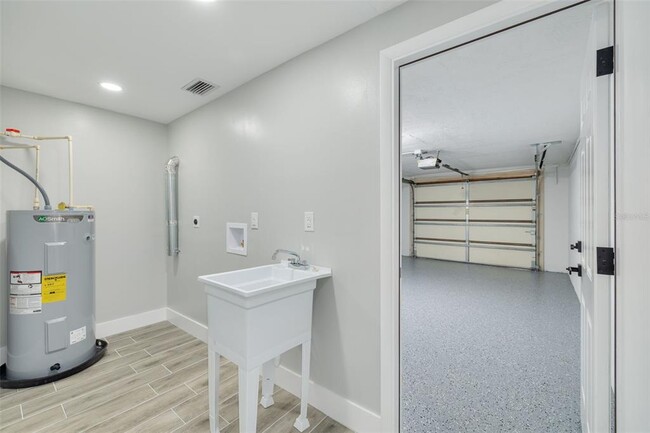 Building Photo - 9124 Lido Ln