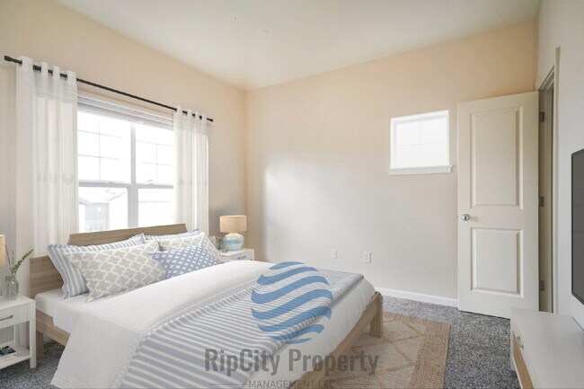 Building Photo - 1090 SW 170th Ave