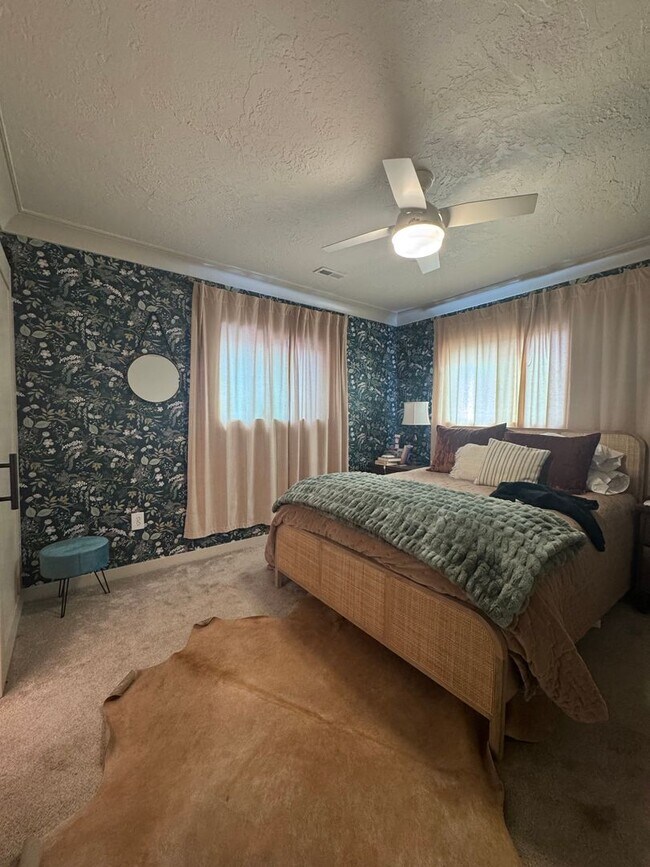 Building Photo - Updated 3 Bed/ 2 Bath Rental
