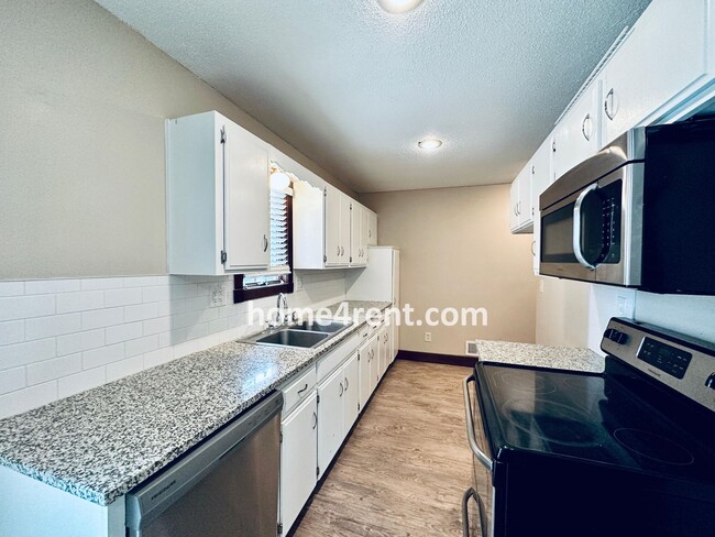 Building Photo - Fantastic Parkville Home and Updated Kitch...