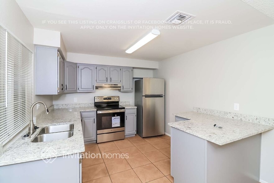 Building Photo - 5552 W Carol Ave