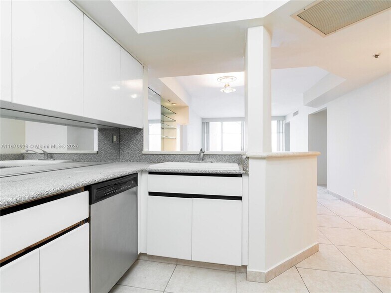 Building Photo - 6767 Collins Ave