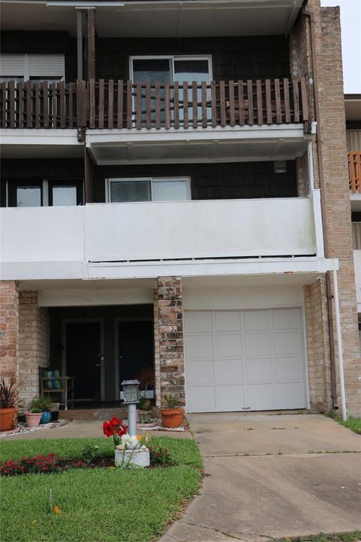 Building Photo - 702 N Holiday Dr