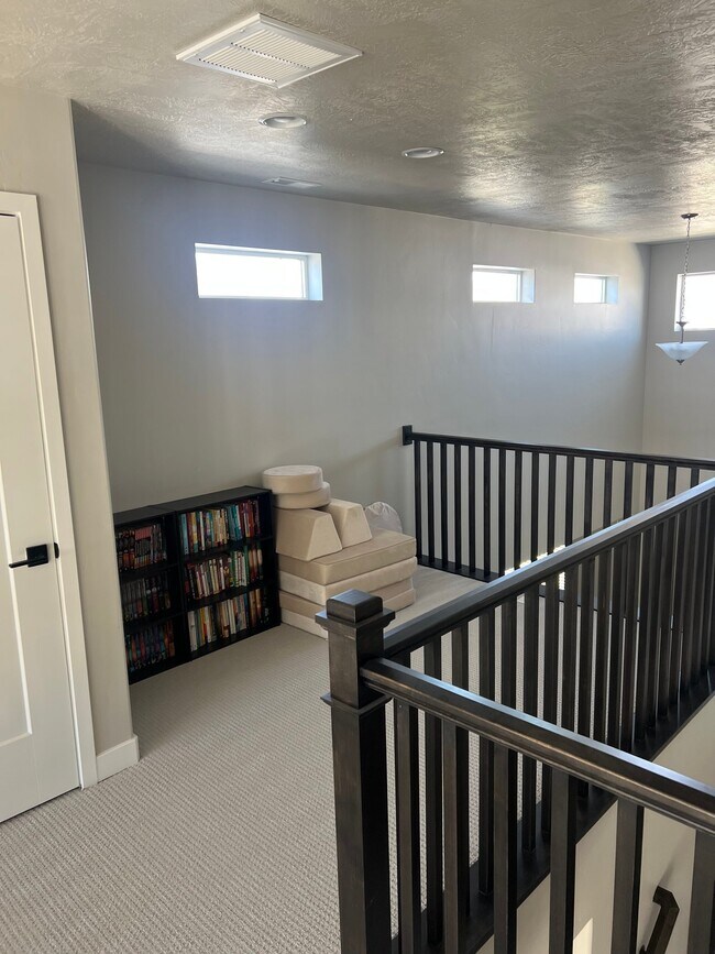Building Photo - 887 S 370 W