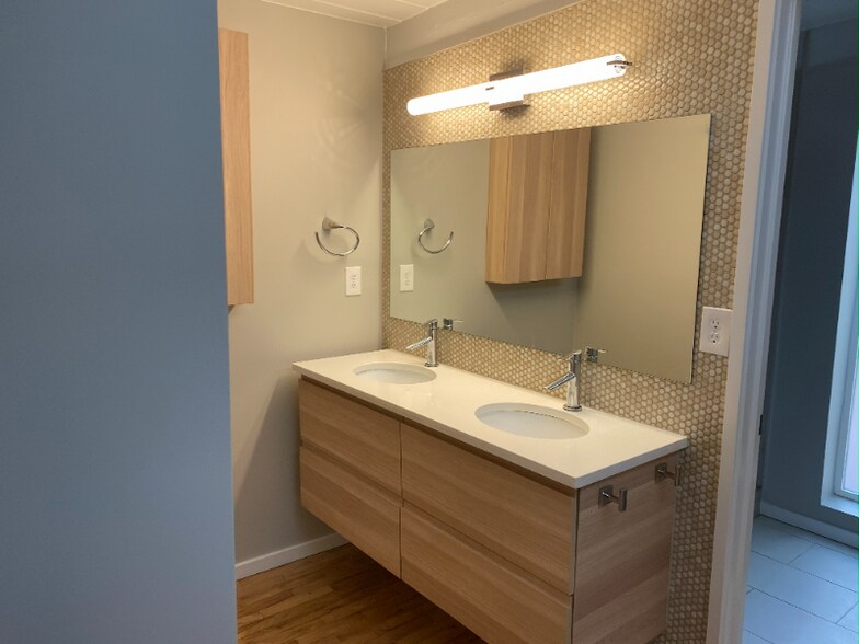 Building Photo - 1368 S Edison Way