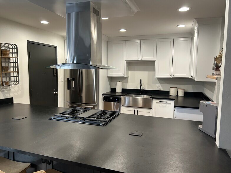 Kitchen - 410 W 7th St