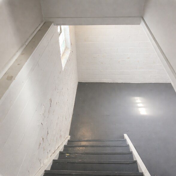 Building Photo - 3584 Lloyd Rd