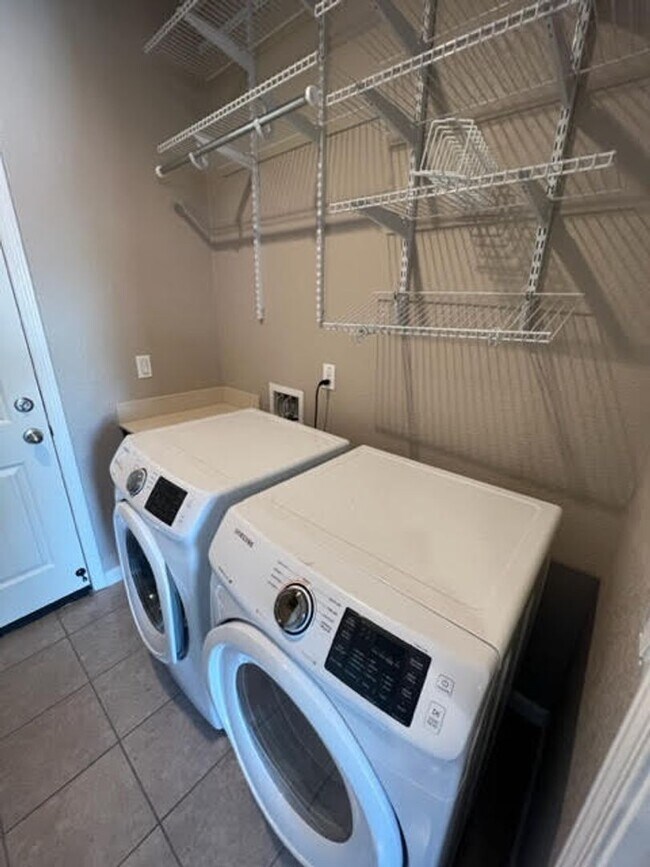 Building Photo - Newer Home within Red Hawk Golf Community!