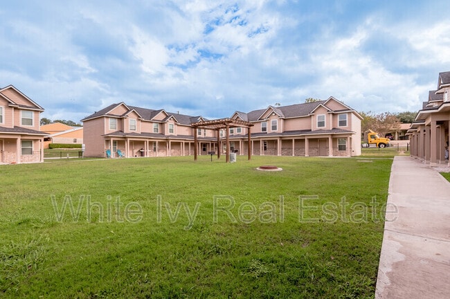 Building Photo - Avenue Townhomes